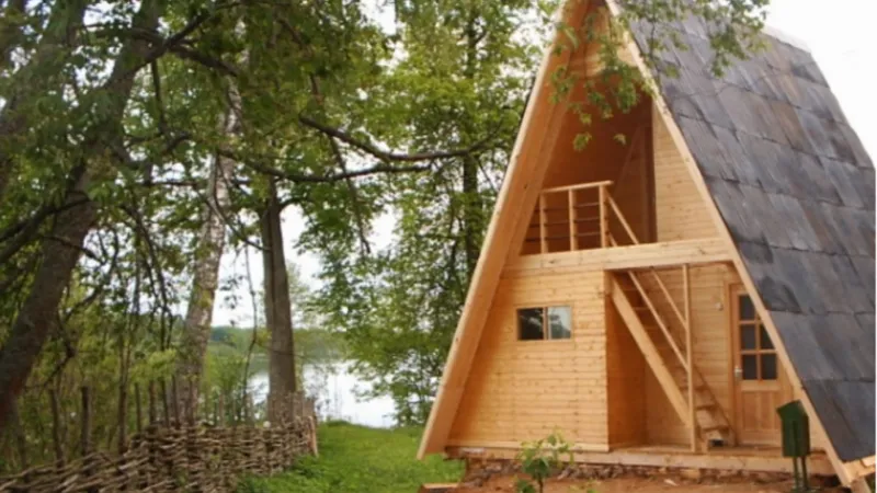 Деревянный дом шалаш
