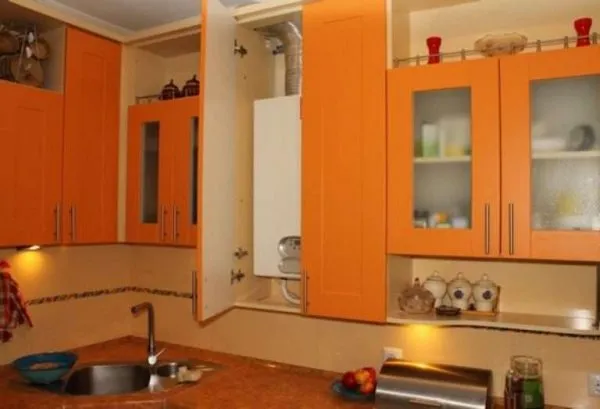 газовой котёл на оранжевой кухне