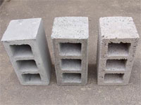 По сравнению с кирпичом, использование стеновых блоков позволяет осуществить более быстрый монтаж (в 4-5 раз), сократить количество используемого раствора и существенно <u>снизить</u> себестоимость строительства на 30-40%</p><p>Стеновые блоки выполняются из:</p><p>1) Ячеистого (легкого) бетона</p><p>2) Керамзитобетона (легкий бетон)</p><p>3) Тяжелого бетона.</p><span id=