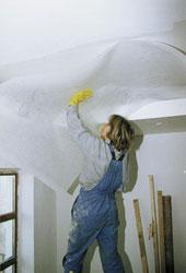 Ремонт своими силами: оклейка потолка паутинкой под покраску