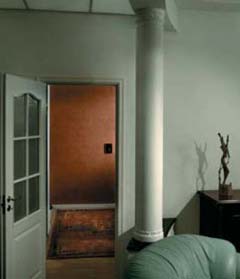 С помощью колонны можно отделить проходную часть квартиры от гостиной