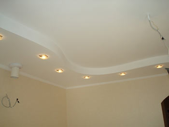Использование осветительных приборов в многоуровневых потолках