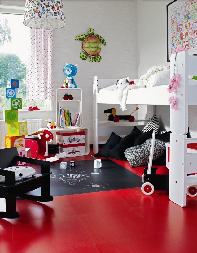 Красный основной и черный ламинат — «рабочая зона» для ребенка