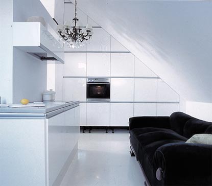 Белый глянцевый пол дополняет интерьер кухни в стиле хай-тек