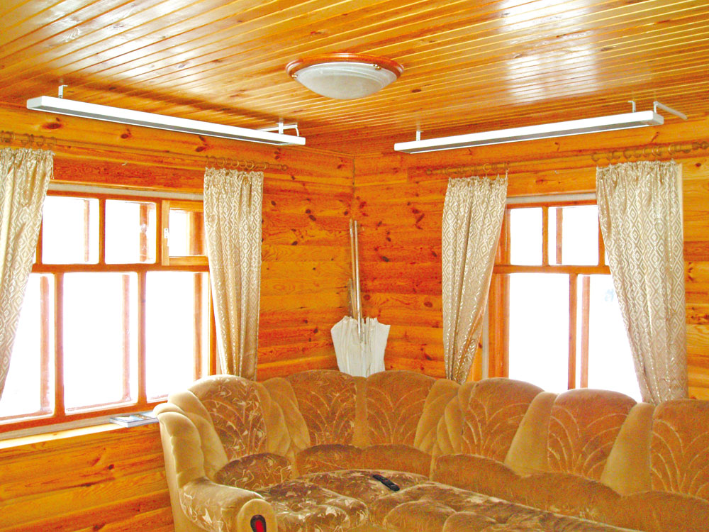 Инфракрасные длинноволновые обогреватели хорошо смотрятся в интерьере деревянного дома