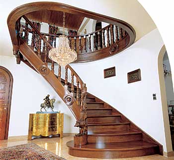 Деревянная лестница в интерьере дома