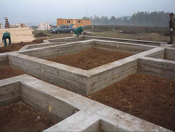 Монолитный фундамент: бетонная лента, бетонная плита 
