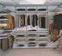 Для того чтобы гардеробная комната выглядела богато, вместо обычных сетчатых полок можно использовать полки и корзины с декоративными деревянными планками