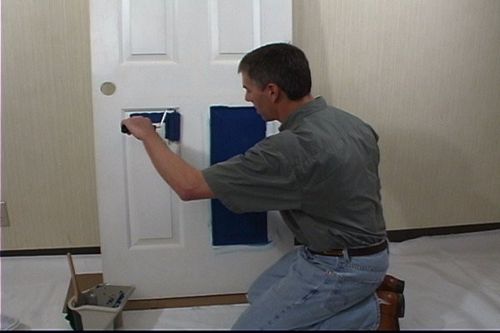 Чем покрасить деревянную дверь: входную, межкомнатную, видео-инструкция как красить своими руками, фото и цена