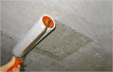 Как поклеить обои на потолок: флизелиновые покрытия и другие, видео-инструкция по монтажу, фото