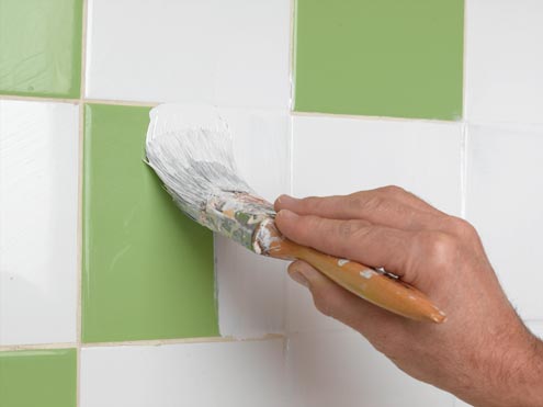 Как покрасить плитку в ванной: видео-инструкция по покраске своими руками, чем лучше, фото