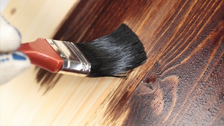 Окраска древесины: обработка перед покраской, краска для внутренних и наружных работ, видео и фото