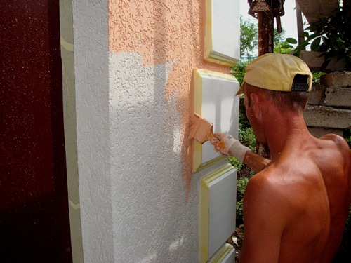 Покраска дома короедом: видео-инструкция по покраске фасада своими руками, чем и как покрасить в два цвета, фото и цена