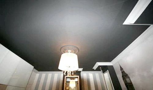 Черный потолок в интерьере, светлый пол, люстра белая потолочная, создание декора своими руками: фото инструкция и видео-уроки