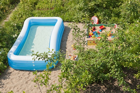 Детская игровая площадка с бассейном + фото