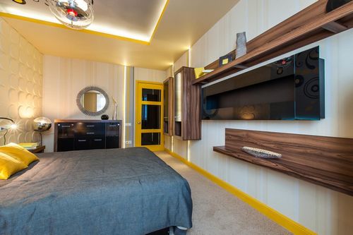Дизайн спальни 17 кв. м фото: гостиная комната с современным интерьером, прямоугольная спальня, зонирование