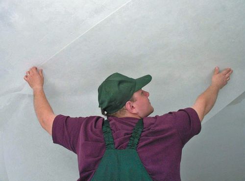 Как клеить стеклообои под покраску: на стены, потолок, правильный клей