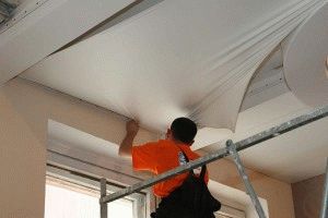 Как крепить натяжные потолки к базовому потолку