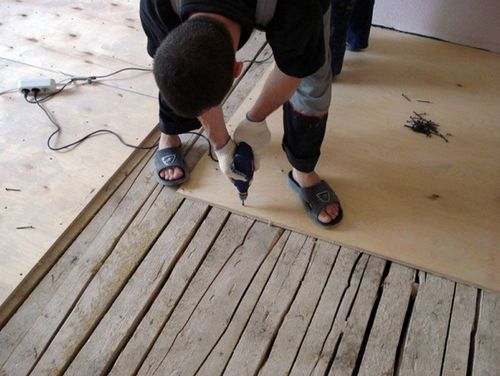 Как правильно стелить линолеум на деревянный пол своими руками: видео инструкция
