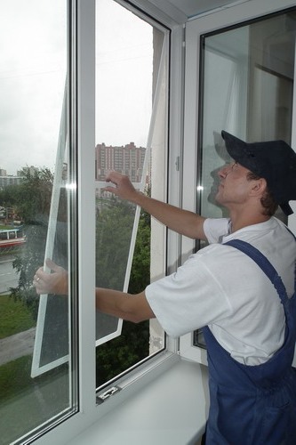 Как установить москитную сетку на пластиковые окна: установка своими руками, на балконную дверь, видео