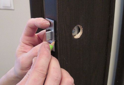Как установить ручку на межкомнатную дверь: пошаговая инструкция