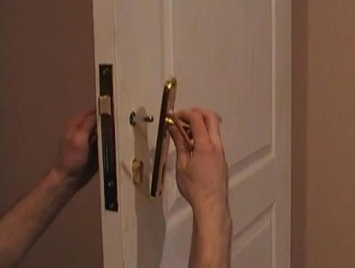 Как установить ручку на межкомнатную дверь: пошаговая инструкция
