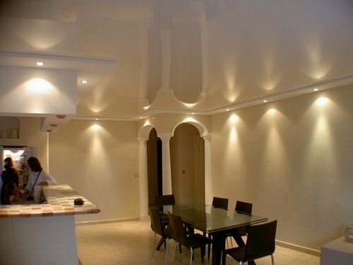 Светодиодные светильники для натяжного потолка: советы по выбору, фото