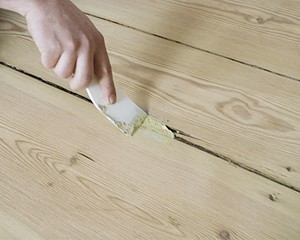 Как заделать щели в деревянном полу - инструкция!