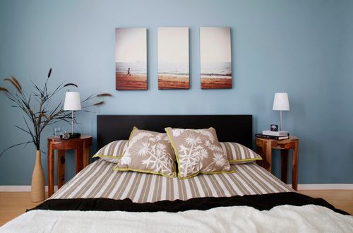 Картины для спальни (70 фото): какие можно и нельзя вешать над кроватью, модульные модели в интерьере, с пионами и с другими цветами, какими должны быть
