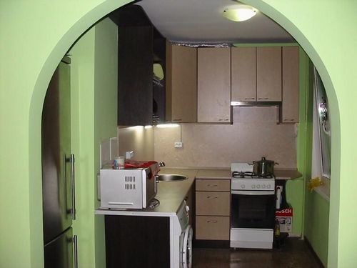Мебель для кухни для хрущевки фото: встроенные кухни, барная стойка в малогабаритной хрущевке, стол, угловая, видео своими руками