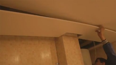 Монтаж ПВХ панелей на потолок: видео-инструкция