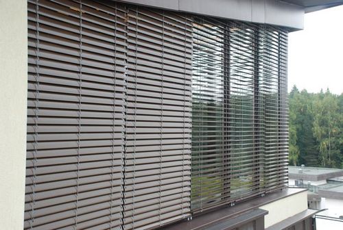 Наружные жалюзи на окна - особенности конструкций и применяемые типы креплений