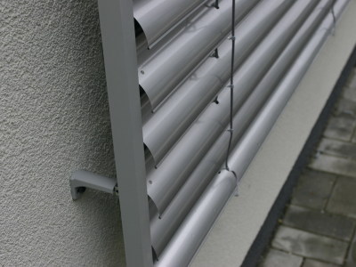 Наружные жалюзи на окна - особенности конструкций и применяемые типы креплений
