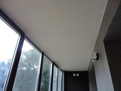 Натяжной потолок на балконе и лоджии: можно ли сделать, плюсы и минусы зимой, тканевые, ПВХ фото