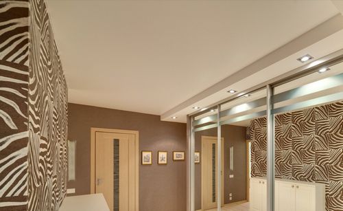 Натяжные потолки в коридоре (39 фото): дизайн с фотопечатью двухуровневого парящего потолочного покрытия с глянцевой поверхностью для длинной прихожей
