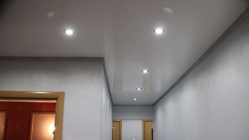 Натяжные потолки в коридоре (39 фото): дизайн с фотопечатью двухуровневого парящего потолочного покрытия с глянцевой поверхностью для длинной прихожей