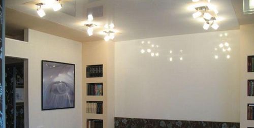 Натяжные потолки в квартире-студии и однокомнатной квартире