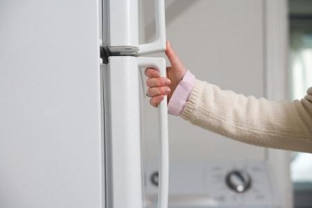 Не закрывается дверь холодильника что делать: плохо и не плотно, ремонт дверцы, отошла резинка, как отрегулировать