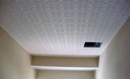 Обои на потолок - какие лучше клеить?