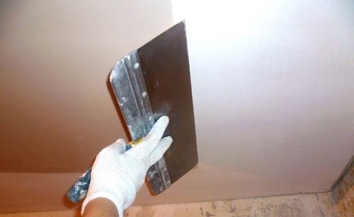 Оштукатуривание потолка гипсовой штукатуркой