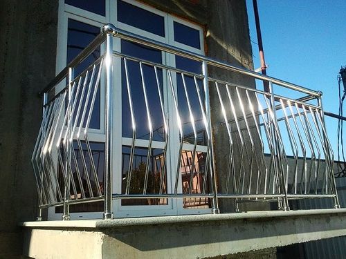 Перила на балкон: виды балконных ограждений