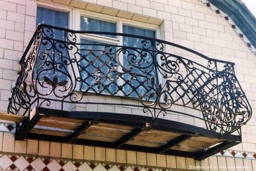 Перила на балкон: виды балконных ограждений