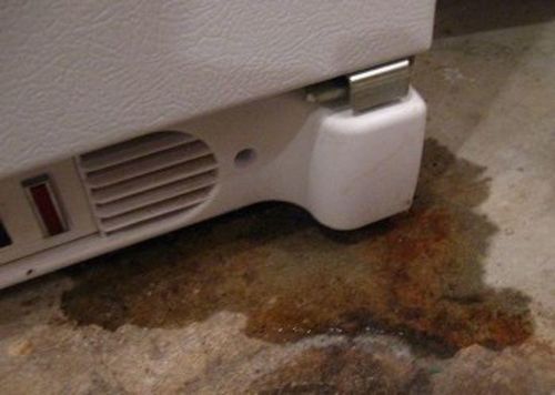 Почему течет холодильник: причина снизу и внутри, как прочистить дренажное отверстие, из-под холодильника течет вода