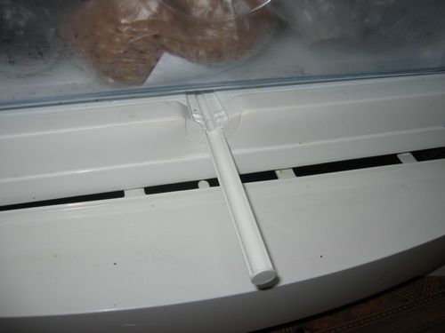 Почему течет холодильник: причина снизу и внутри, как прочистить дренажное отверстие, из-под холодильника течет вода