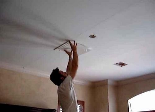 Поклейка потолочной плитки своими руками: как оклеить потолок самому
