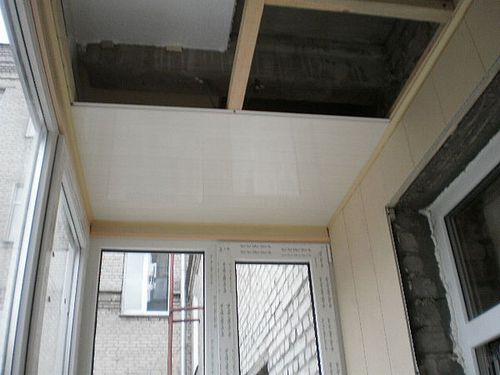 Потолок на балконе - виды и способы отделки