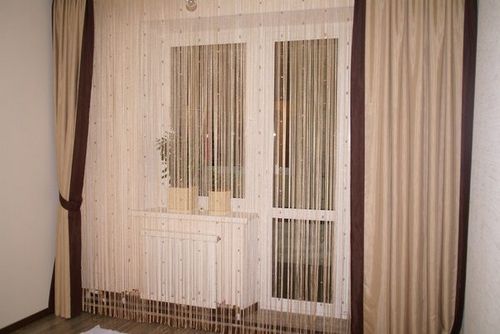 Правильное оформление окна с балконной дверью в гостинной, спальне, кухне 15 фото