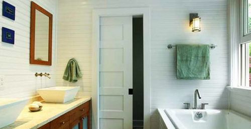 Раздвижные двери для ванной комнаты: что выбрать