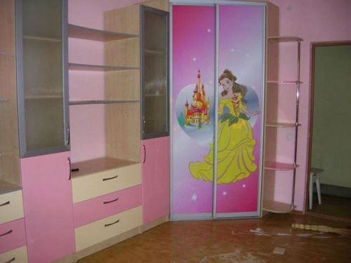 Шкаф-купе в детскую (66 фото): модель в комнату мальчику для одежды, радиусный белый с печатью