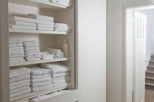 Шкафы для белья (41 фото): бельевой шкаф с полками и ящиками, мебель для одежды с выдвижными корзинами